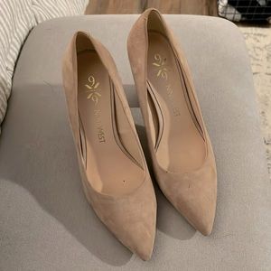 Lightly worn Nine West heels. Size 7M (medium).